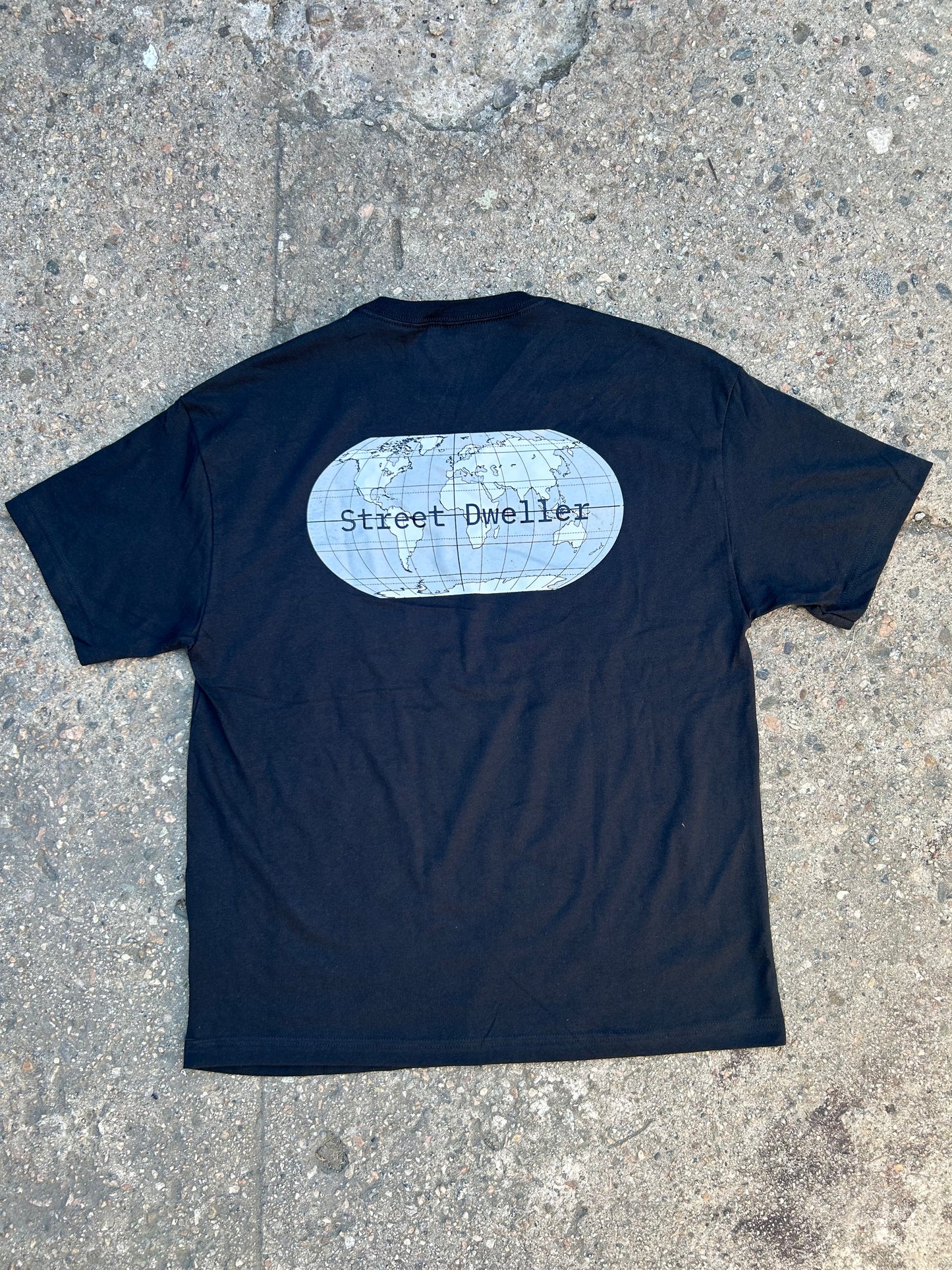 Global Street Dweller : T-shirt (Vintage Black)